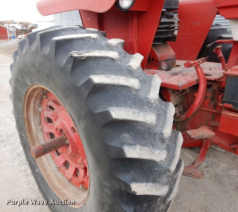 image for item DE2543 1974 International 966  tractor