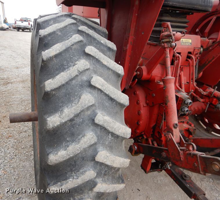 image for item DE2543 1974 International 966  tractor