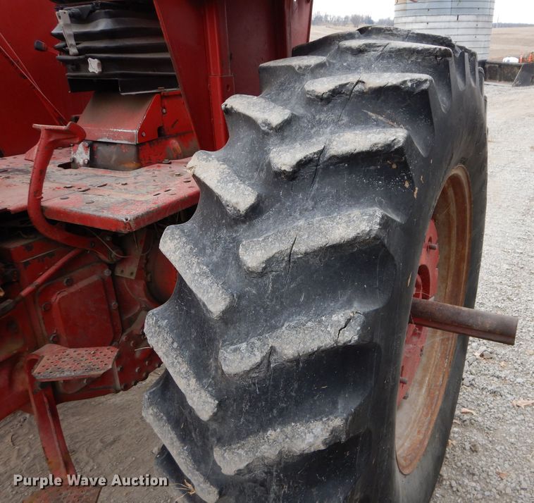 image for item DE2543 1974 International 966  tractor
