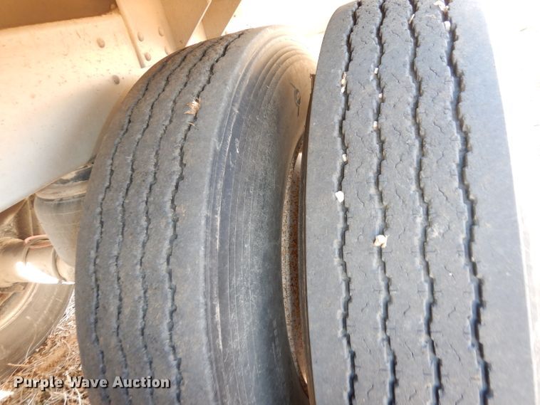 image for item DE2554 2007 Wilson DWM500 double hopper bottom grain trailer