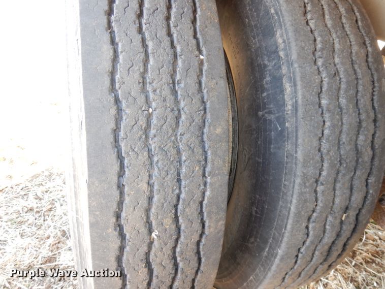 image for item DE2554 2007 Wilson DWM500 double hopper bottom grain trailer