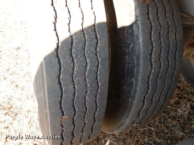 image for item DE2554 2007 Wilson DWM500 double hopper bottom grain trailer