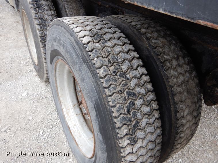 image for item DE2568 1980 GMC Brigadier  grain truck