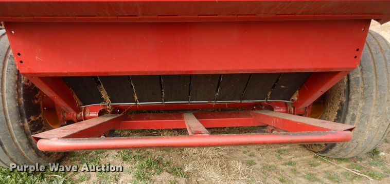 image for item DE2570 2013 New Holland BR7090  Specialty Crop round baler