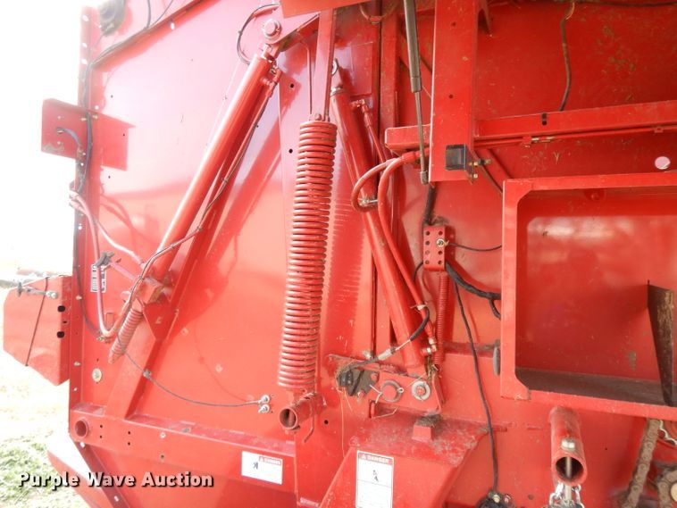 image for item DE2570 2013 New Holland BR7090  Specialty Crop round baler