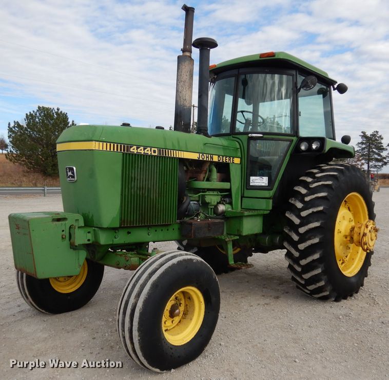 image for item DE2572 1982 John Deere 4440  tractor