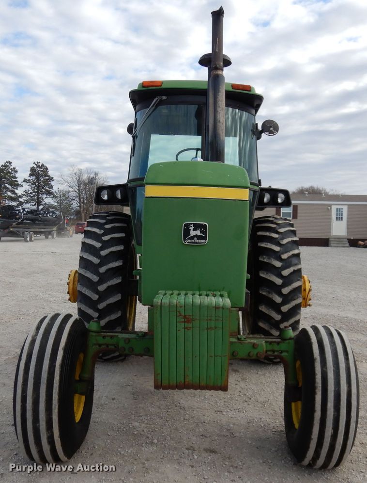 image for item DE2572 1982 John Deere 4440  tractor