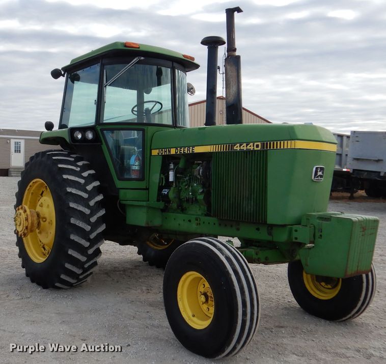 image for item DE2572 1982 John Deere 4440  tractor