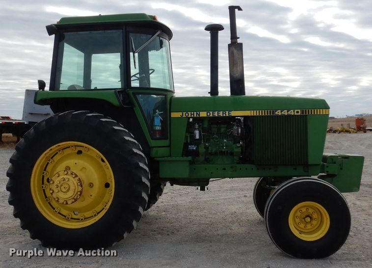 image for item DE2572 1982 John Deere 4440  tractor