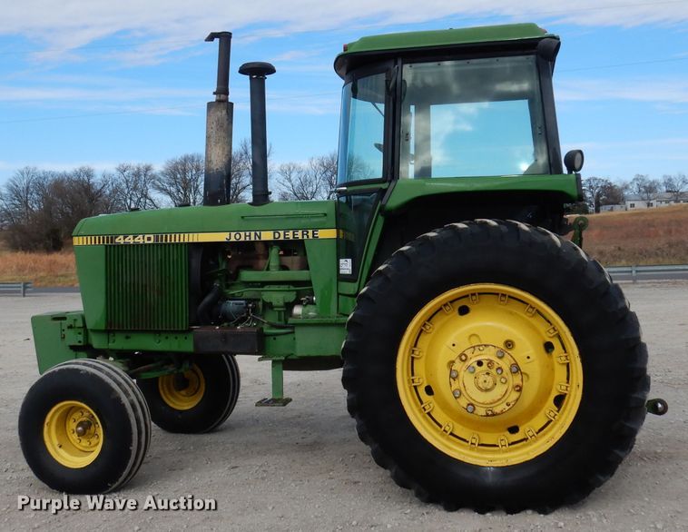 image for item DE2572 1982 John Deere 4440  tractor