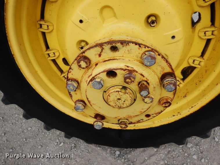 image for item DE2572 1982 John Deere 4440  tractor