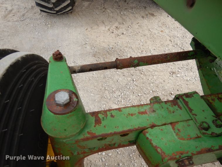 image for item DE2572 1982 John Deere 4440  tractor