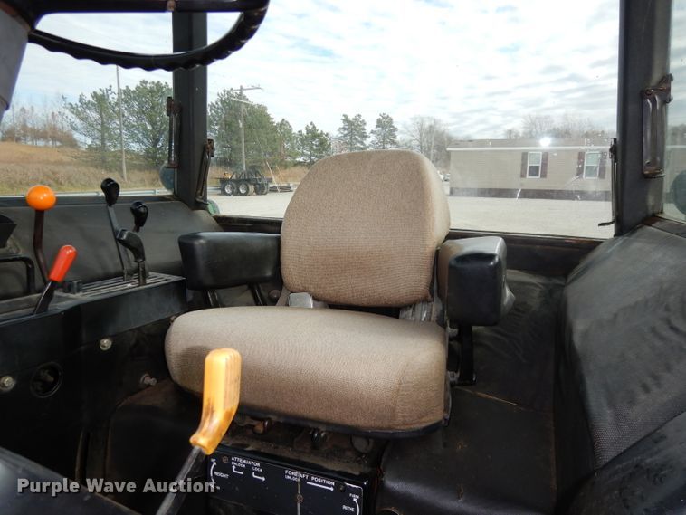 image for item DE2572 1982 John Deere 4440  tractor