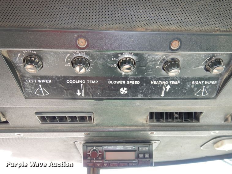 image for item DE2572 1982 John Deere 4440  tractor