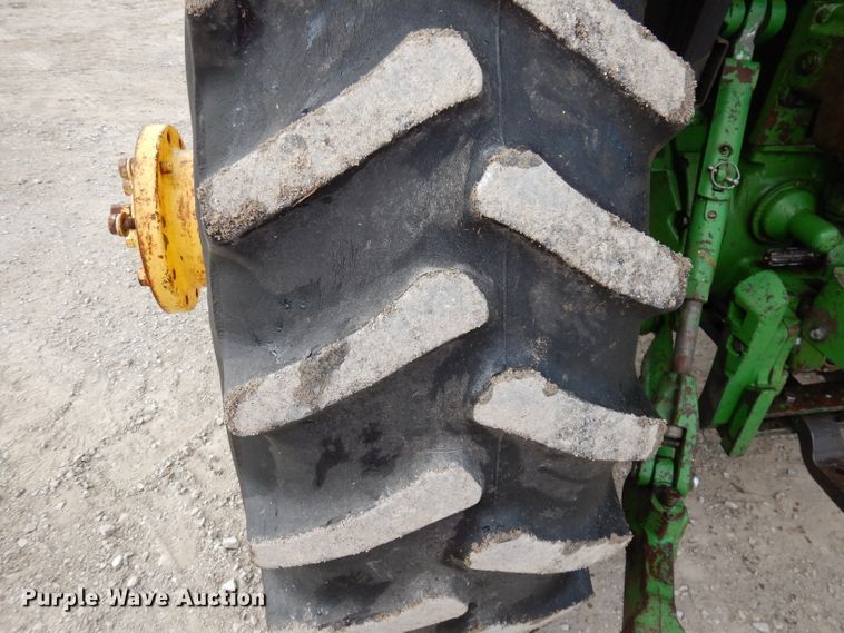 image for item DE2572 1982 John Deere 4440  tractor