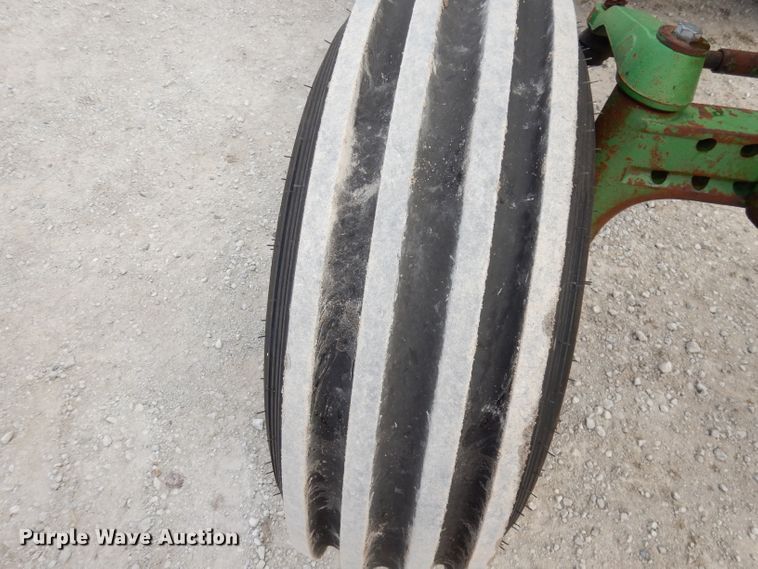 image for item DE2572 1982 John Deere 4440  tractor