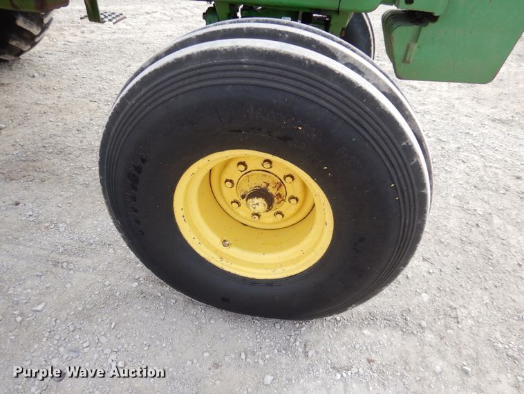 image for item DE2572 1982 John Deere 4440  tractor