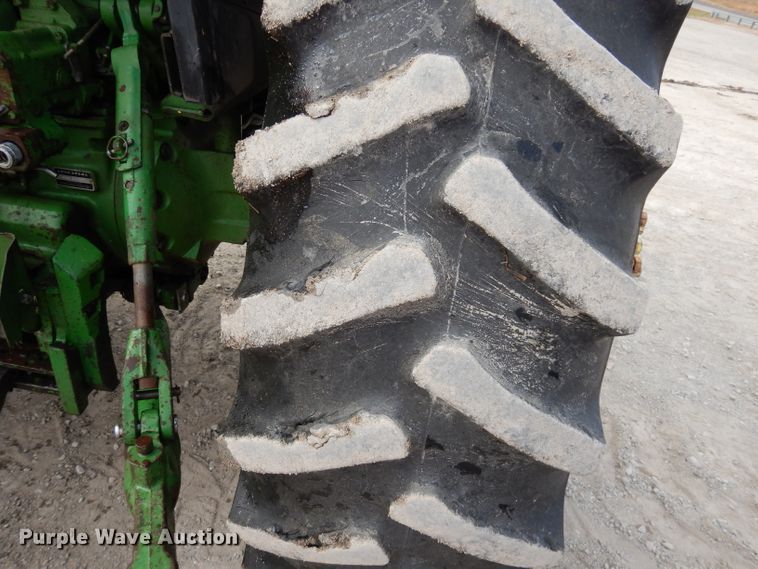 image for item DE2572 1982 John Deere 4440  tractor