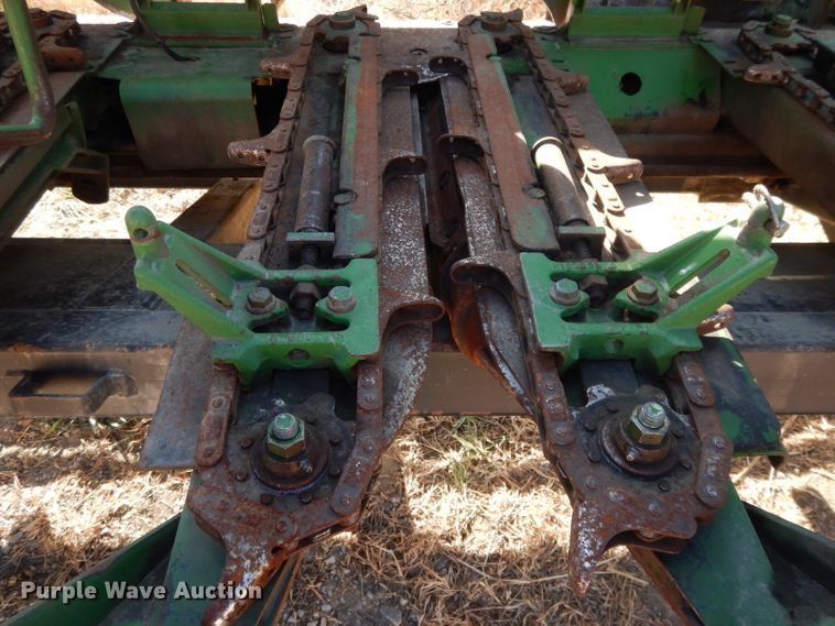 image for item DE2576 2007 John Deere 1293 corn head