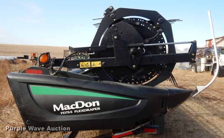 image for item DE2577 2016 MacDon FD75S flex draper head