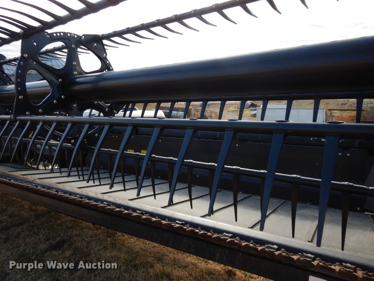 image for item DE2577 2016 MacDon FD75S flex draper head