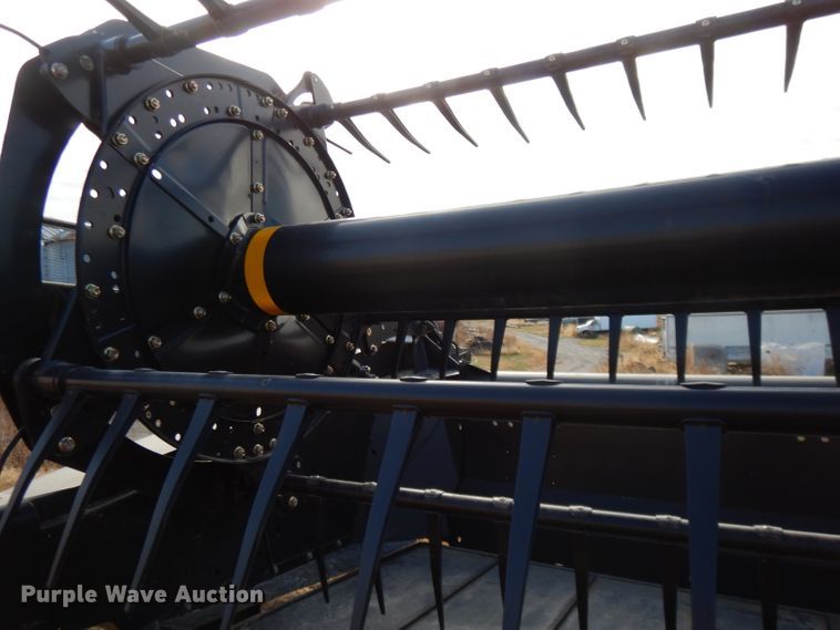 image for item DE2577 2016 MacDon FD75S flex draper head