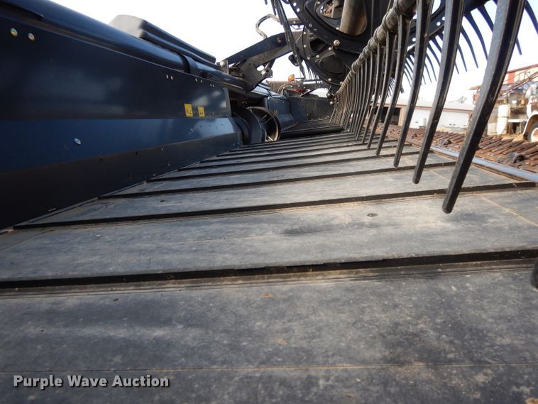 image for item DE2577 2016 MacDon FD75S flex draper head