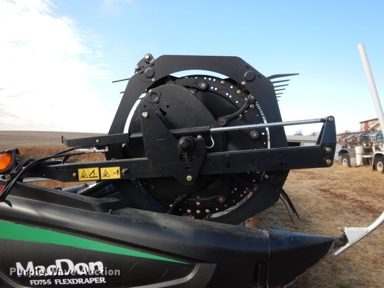 image for item DE2577 2016 MacDon FD75S flex draper head