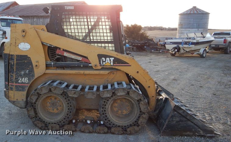 image for item DE2582 2001 Caterpillar 246  skid steer loader