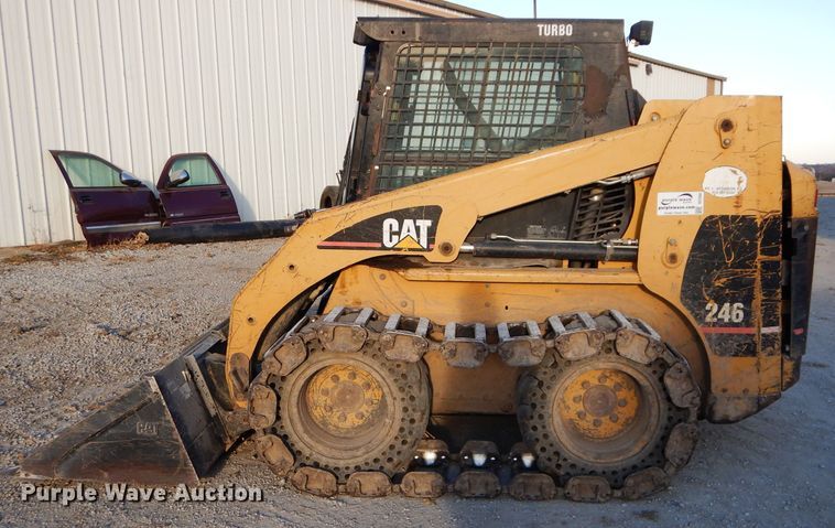 image for item DE2582 2001 Caterpillar 246  skid steer loader