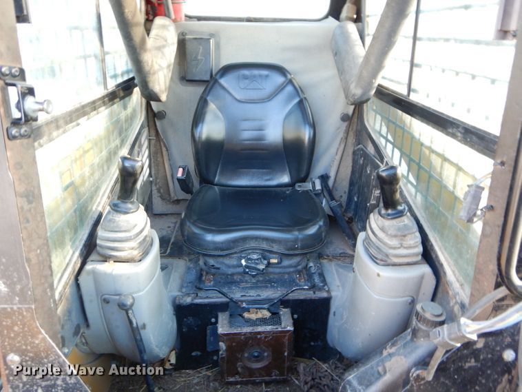 image for item DE2582 2001 Caterpillar 246  skid steer loader