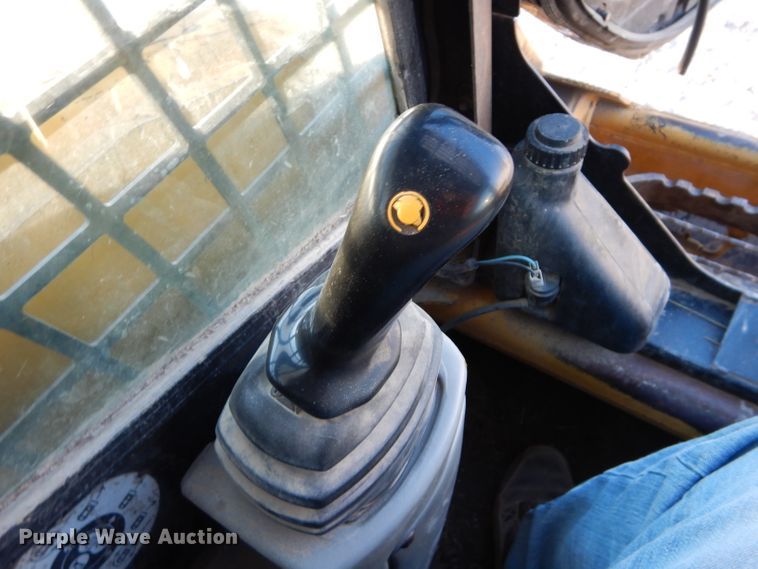 image for item DE2582 2001 Caterpillar 246  skid steer loader