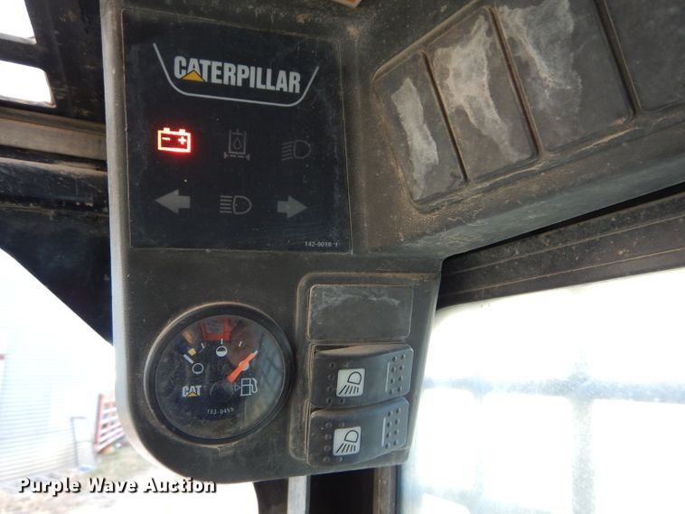 image for item DE2582 2001 Caterpillar 246  skid steer loader