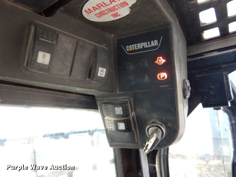 image for item DE2582 2001 Caterpillar 246  skid steer loader