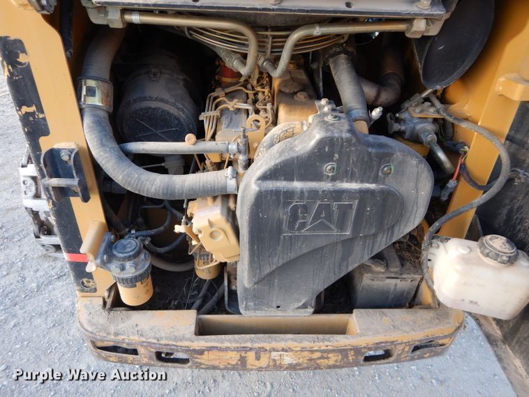 image for item DE2582 2001 Caterpillar 246  skid steer loader