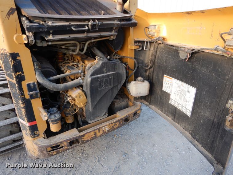 image for item DE2582 2001 Caterpillar 246  skid steer loader
