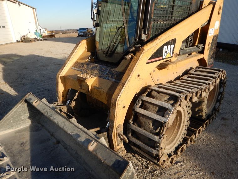 image for item DE2582 2001 Caterpillar 246  skid steer loader