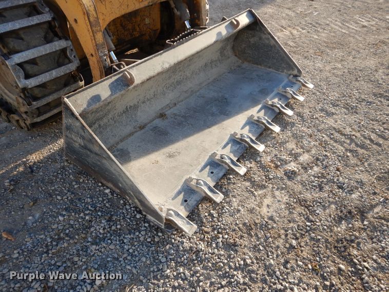 image for item DE2582 2001 Caterpillar 246  skid steer loader