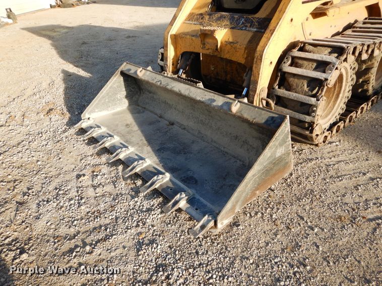 image for item DE2582 2001 Caterpillar 246  skid steer loader