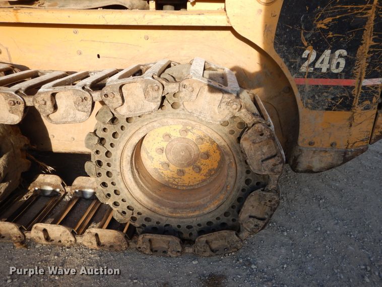 image for item DE2582 2001 Caterpillar 246  skid steer loader