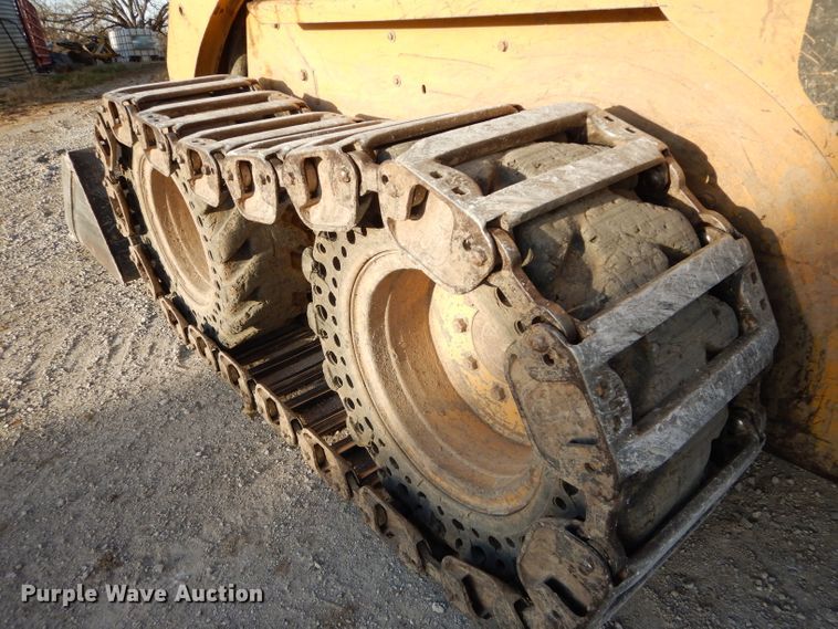 image for item DE2582 2001 Caterpillar 246  skid steer loader