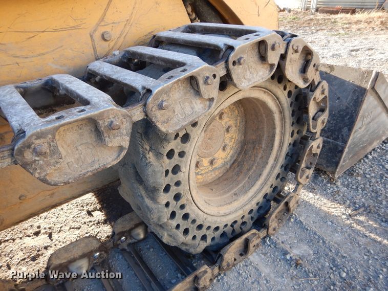 image for item DE2582 2001 Caterpillar 246  skid steer loader