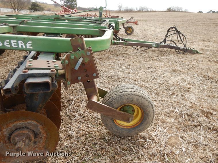 image for item DI8152 John Deere 335  disk