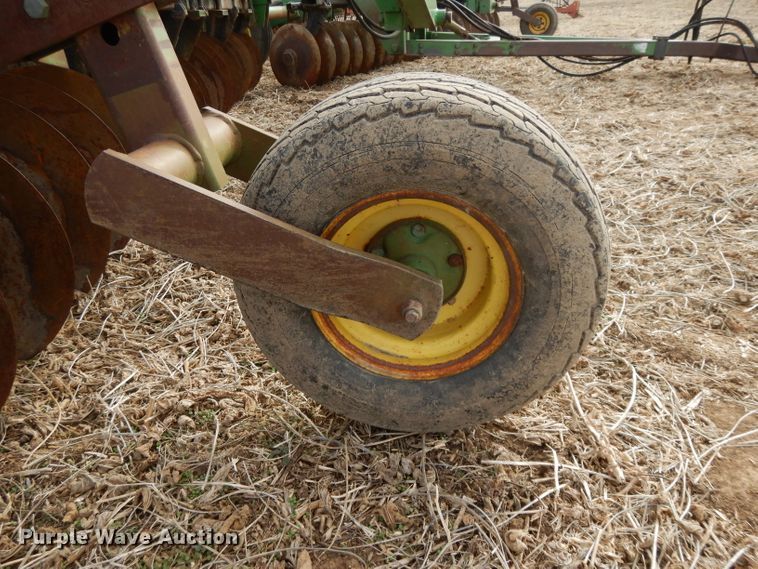 image for item DI8152 John Deere 335  disk