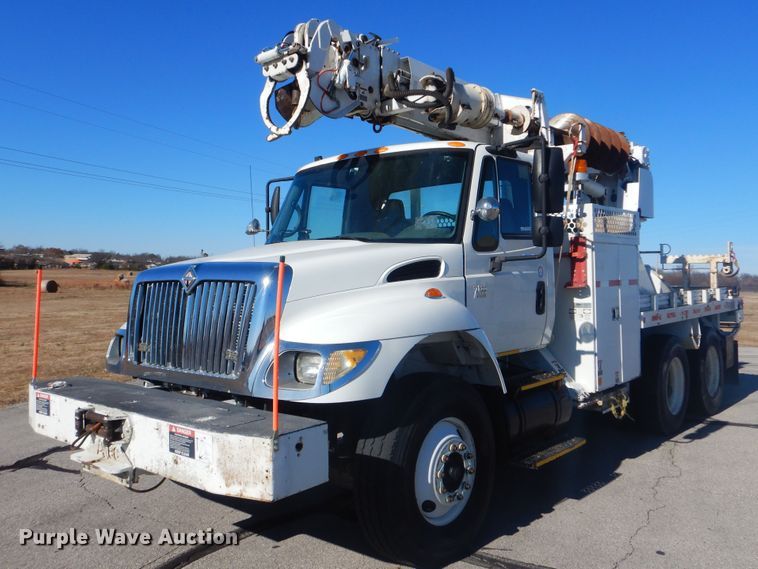 image for item AE9501 2004 International 7400  digger derrick truck