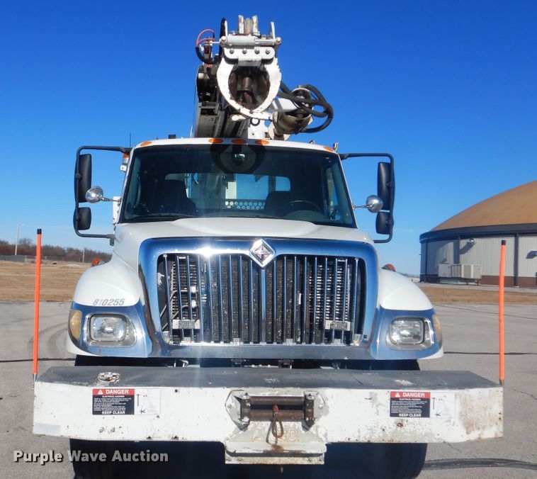 image for item AE9501 2004 International 7400  digger derrick truck