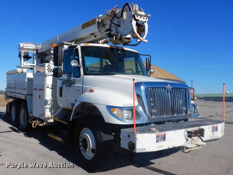 image for item AE9501 2004 International 7400  digger derrick truck