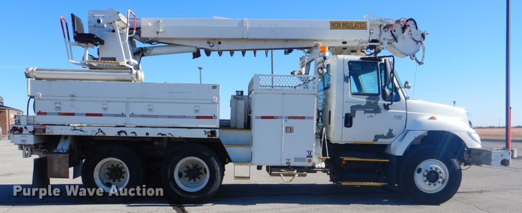 image for item AE9501 2004 International 7400  digger derrick truck