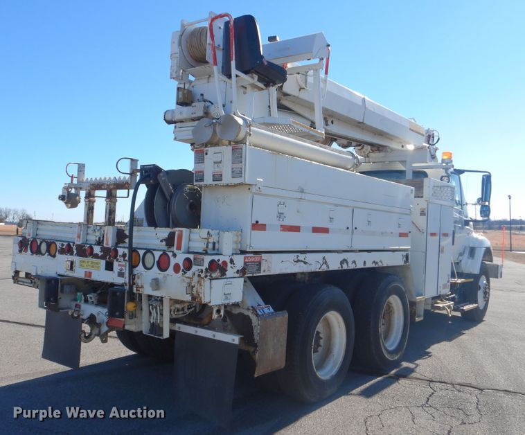 image for item AE9501 2004 International 7400  digger derrick truck