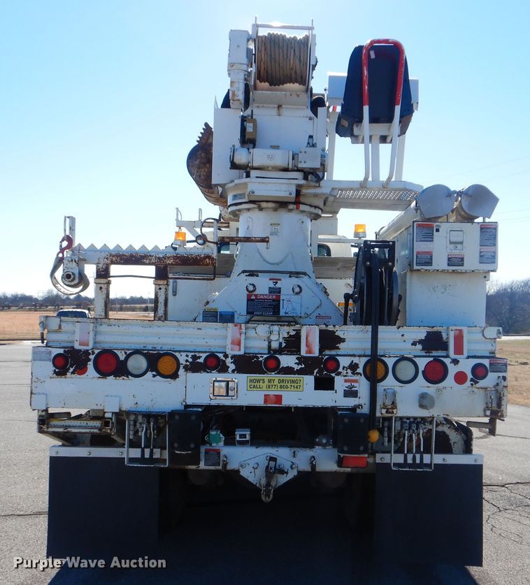 image for item AE9501 2004 International 7400  digger derrick truck